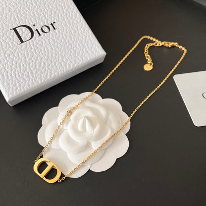 Collier simple avec lettre à la mode