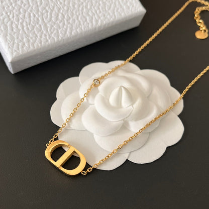 Collier simple avec lettre à la mode