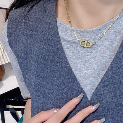 Collier simple avec lettre à la mode
