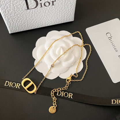 Collier simple avec lettre à la mode