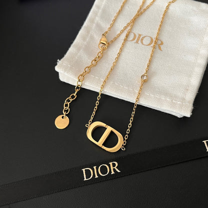 Collier simple avec lettre à la mode
