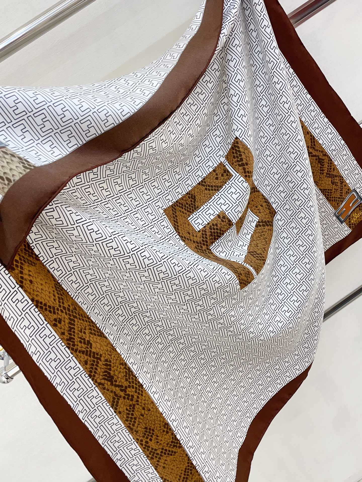 Pañuelo cuadrado de seda con estampado retro