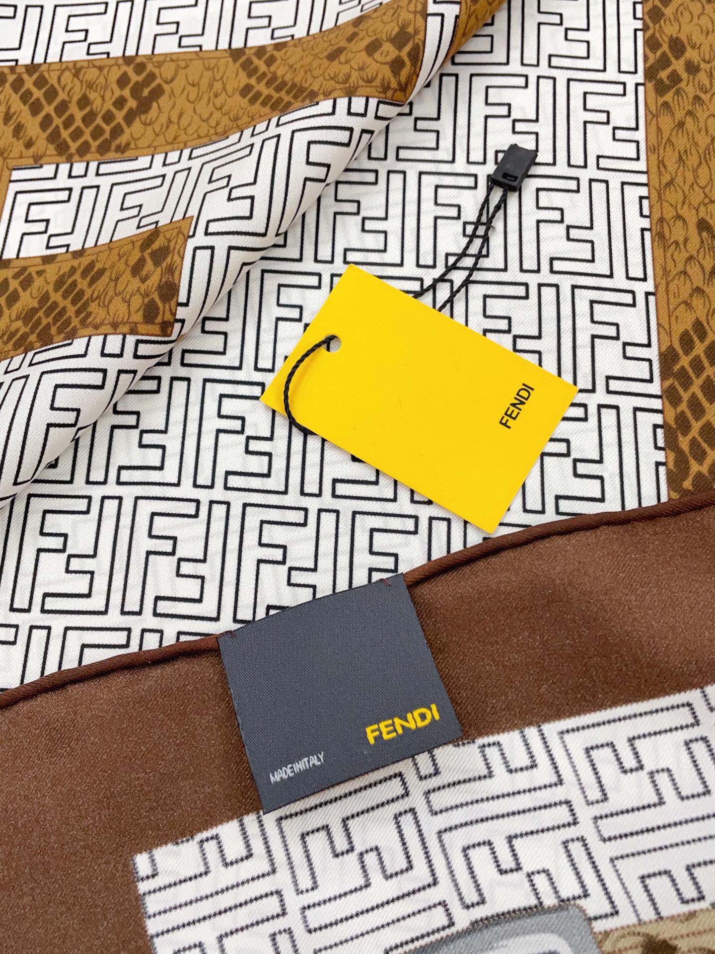 Pañuelo cuadrado de seda con estampado retro