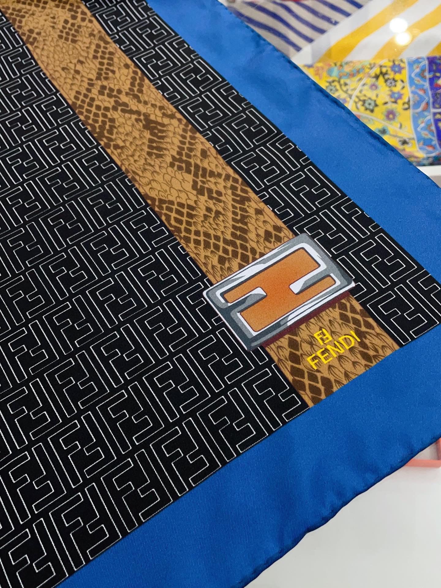 Pañuelo cuadrado de seda con estampado retro