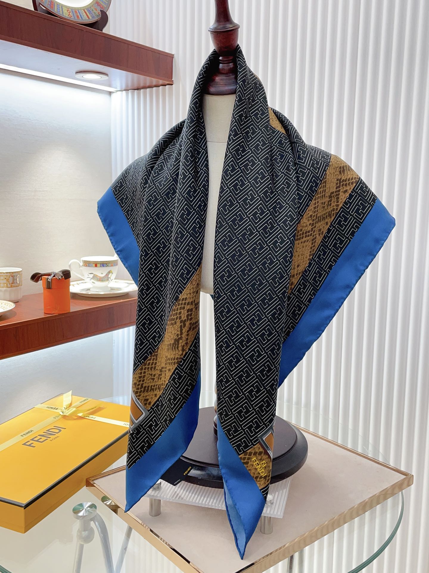 Pañuelo cuadrado de seda con estampado retro
