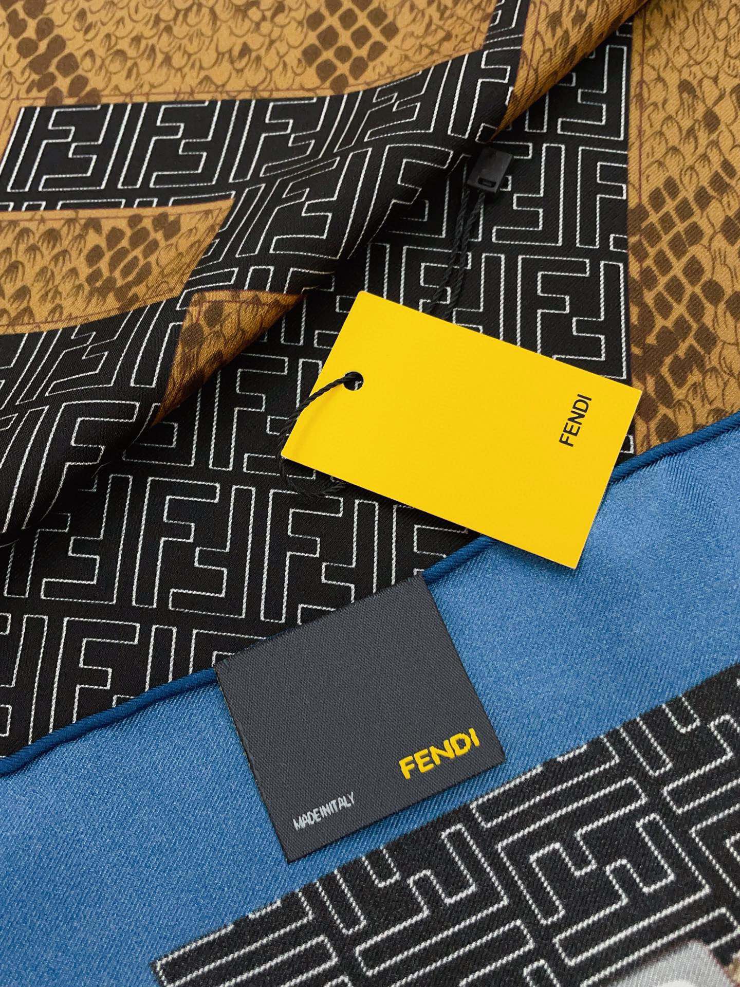 Pañuelo cuadrado de seda con estampado retro