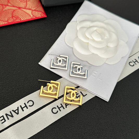 Boucles d'oreilles logo carré creux