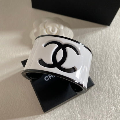 Bracelet ouvert en acrylique avec logo de mode
