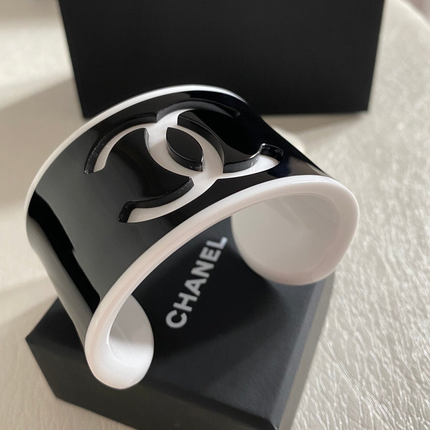 Brazalete Abierto Acrílico con Logotipo de Moda