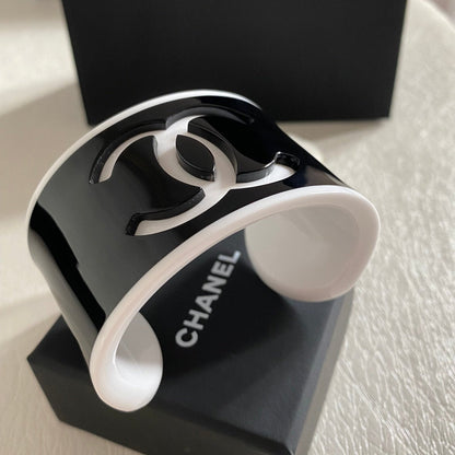 Bracelet ouvert en acrylique avec logo de mode