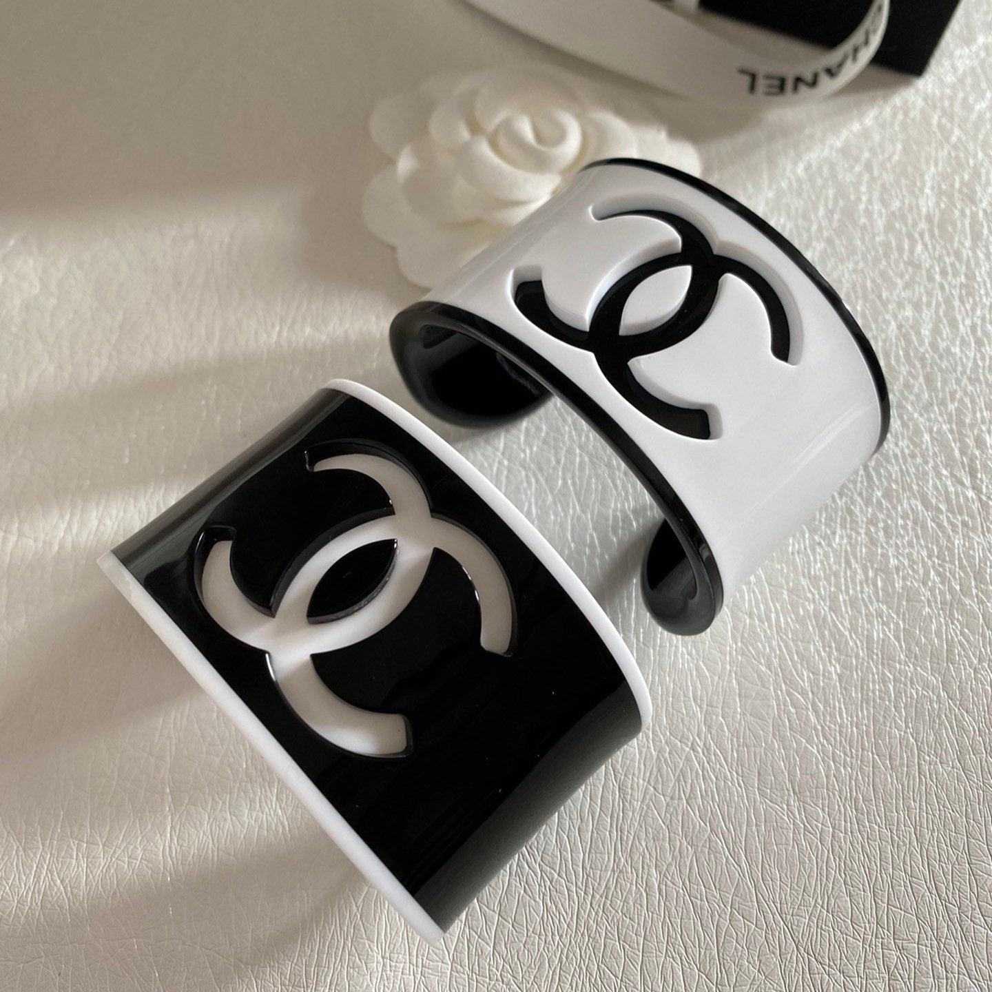 Brazalete Abierto Acrílico con Logotipo de Moda