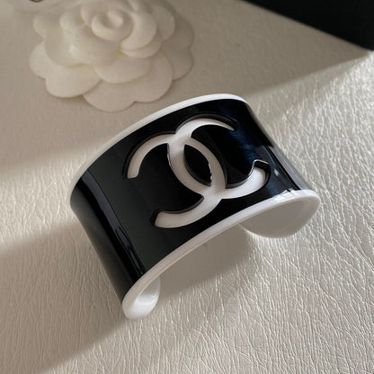 Bracelet ouvert en acrylique avec logo de mode