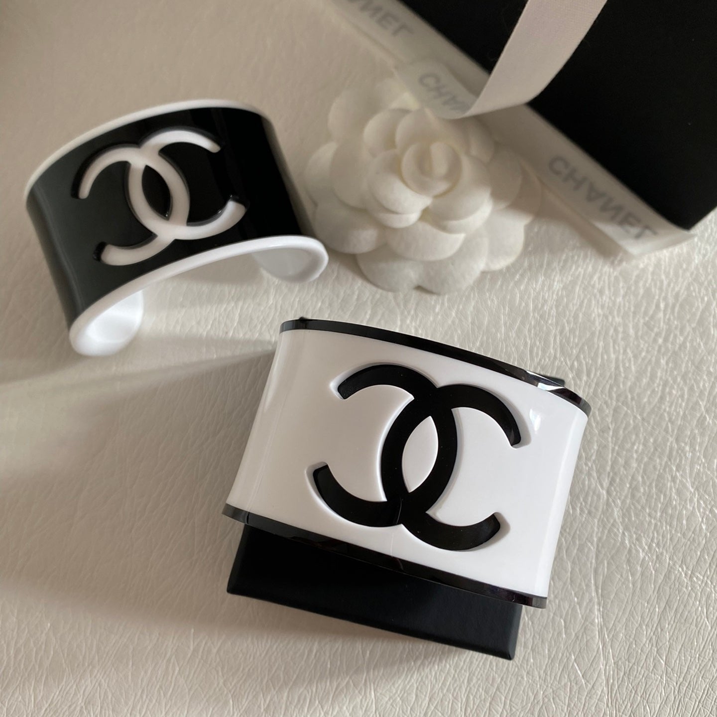 Brazalete Abierto Acrílico con Logotipo de Moda