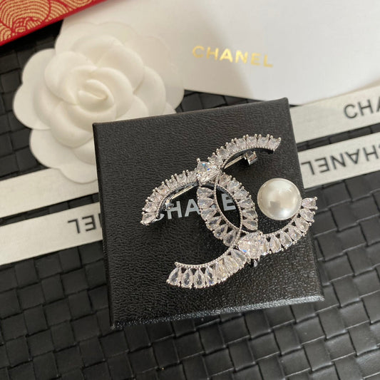 Broche logo perles de cristal étincelantes