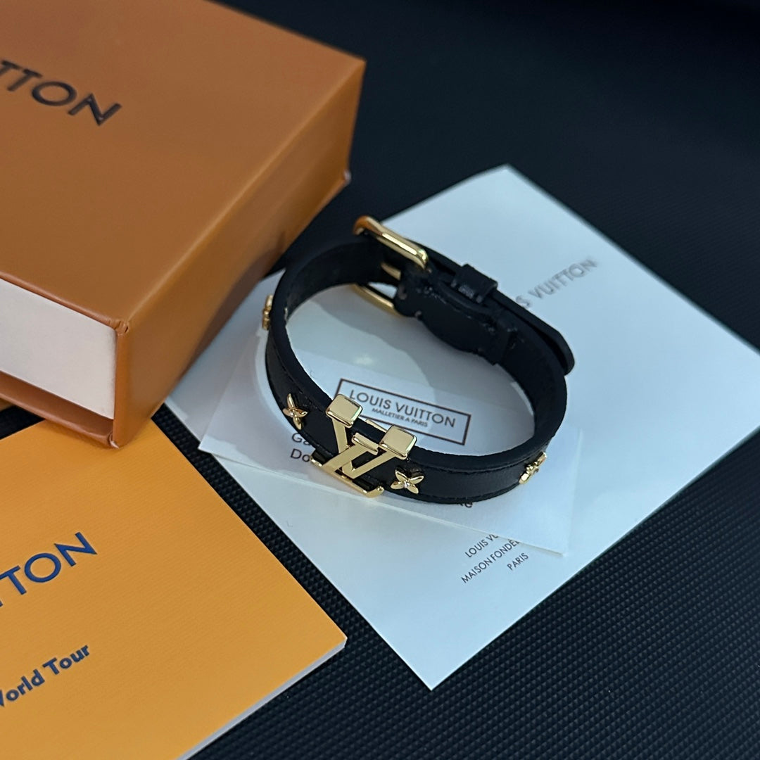 Pulsera de cuero con logo floral metálico