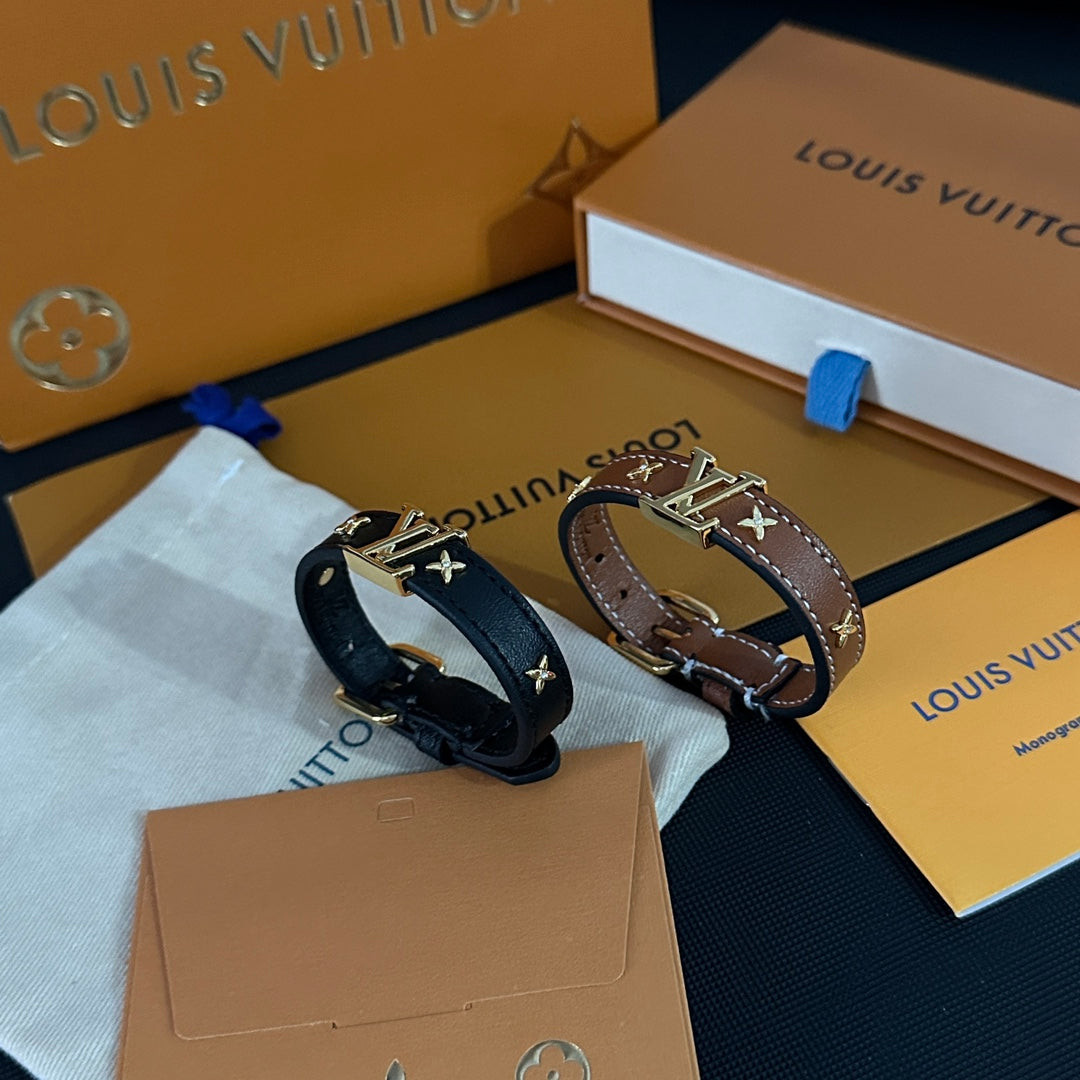 Pulsera de cuero con logo floral metálico