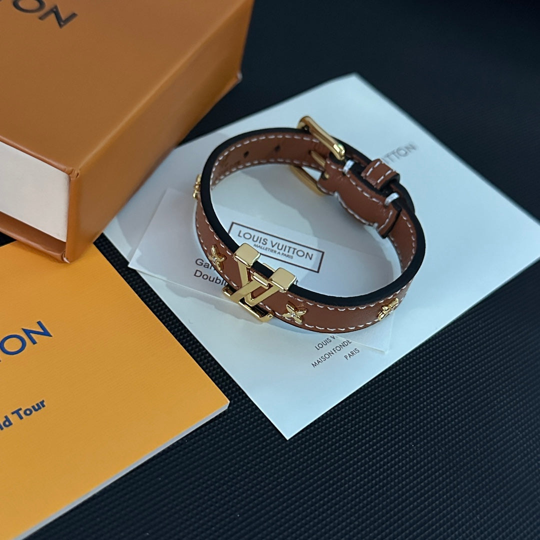 Pulsera de cuero con logo floral metálico