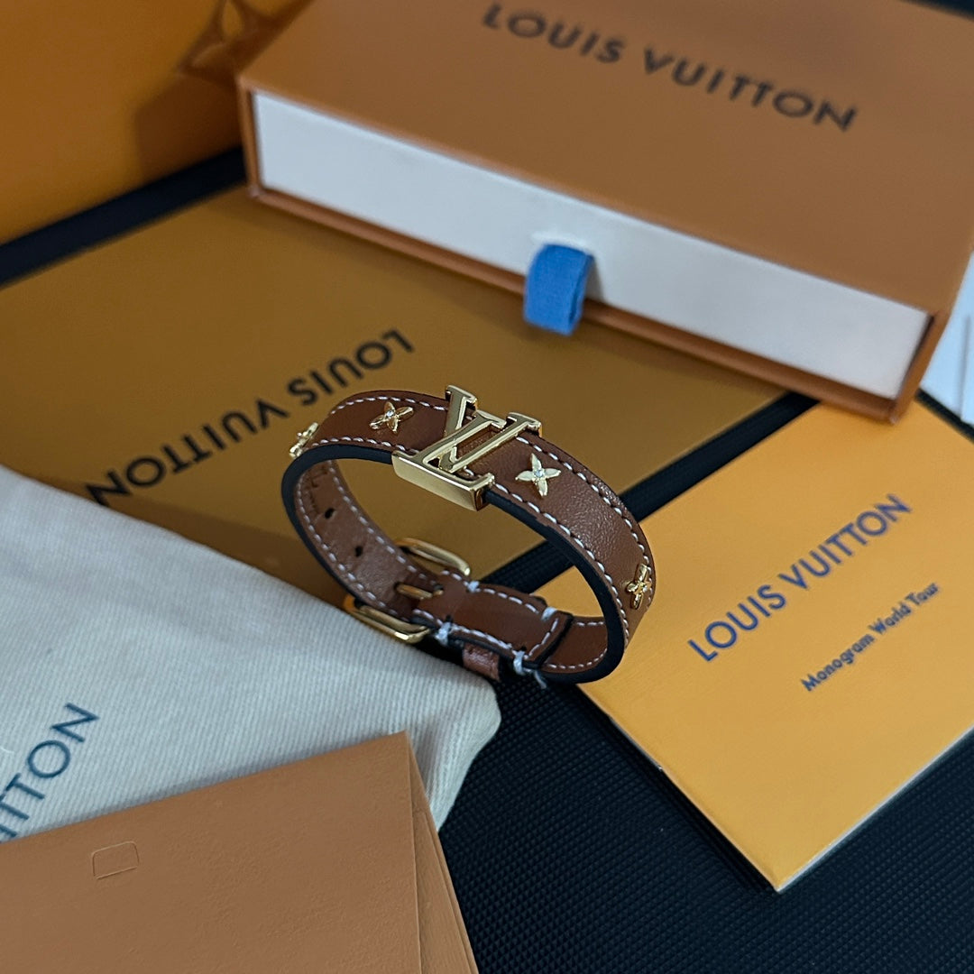 Pulsera de cuero con logo floral metálico