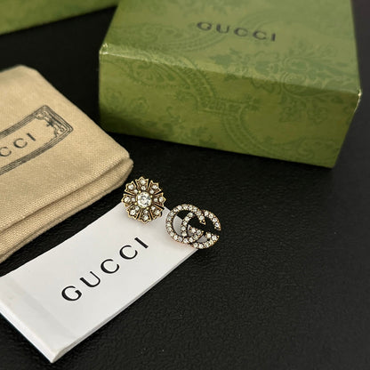 Boucles d'oreilles clous logo diamant asymétriques