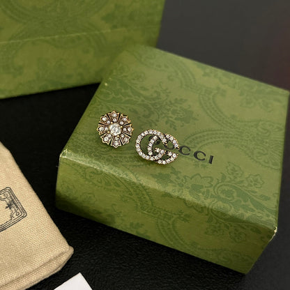 Boucles d'oreilles clous logo diamant asymétriques