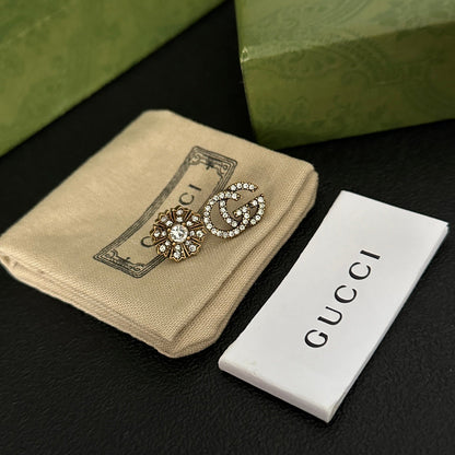 Boucles d'oreilles clous logo diamant asymétriques