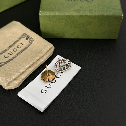Boucles d'oreilles clous logo diamant asymétriques