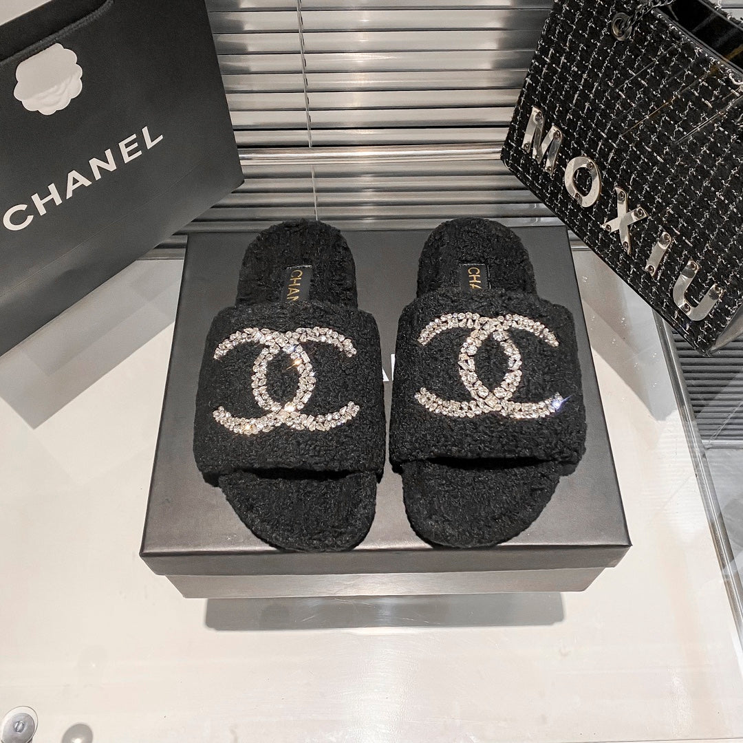 Pantuflas de piel sintética con logo de diamante