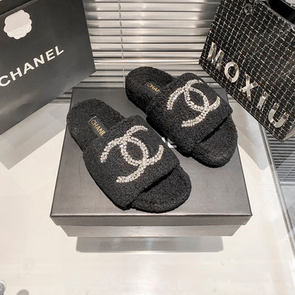 Pantuflas de piel sintética con logo de diamante