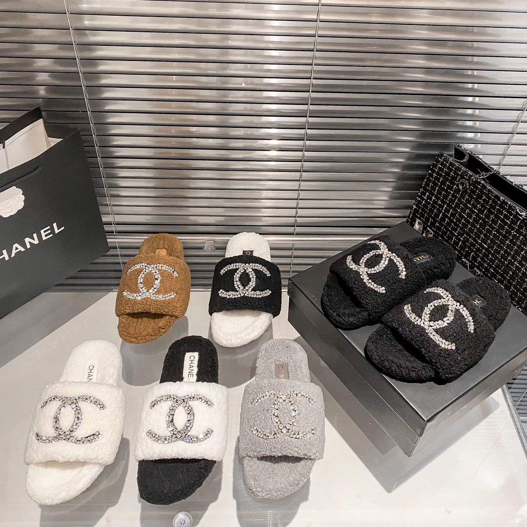 Pantuflas de piel sintética con logo de diamante
