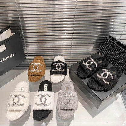 Pantuflas de piel sintética con logo de diamante