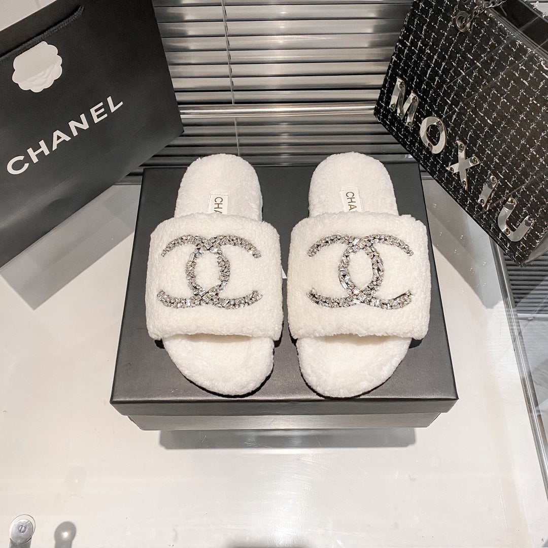 Pantuflas de piel sintética con logo de diamante