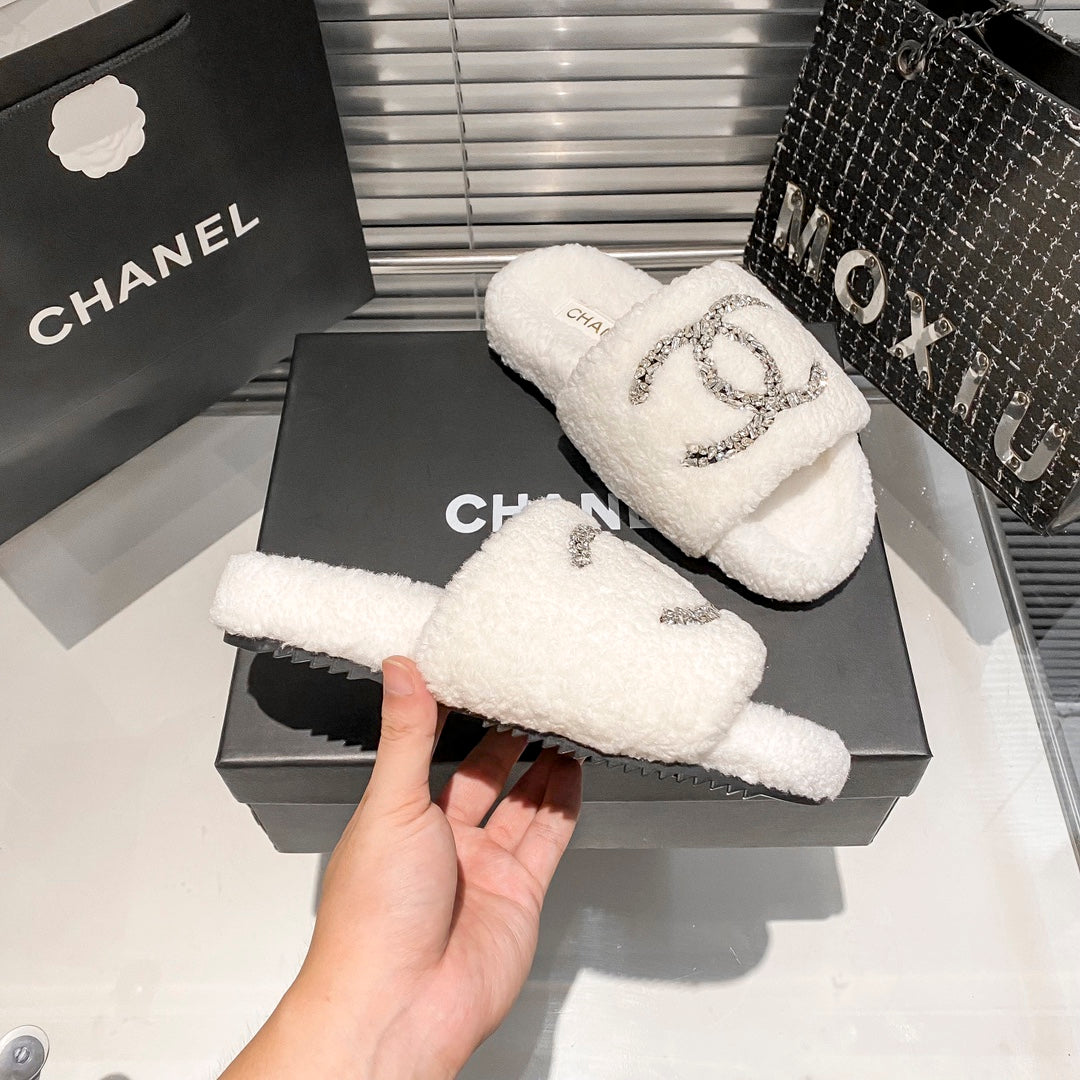 Pantuflas de piel sintética con logo de diamante