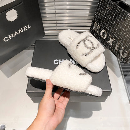 Pantuflas de piel sintética con logo de diamante