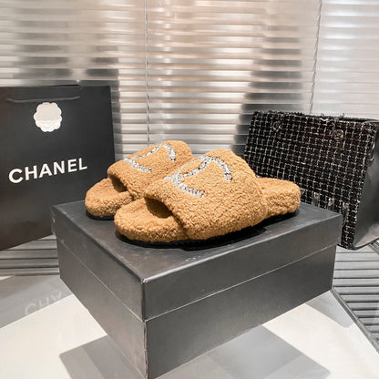 Pantuflas de piel sintética con logo de diamante