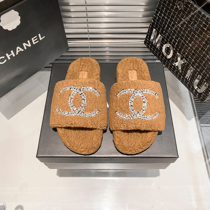 Pantuflas de piel sintética con logo de diamante