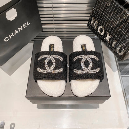 Pantuflas de piel sintética con logo de diamante