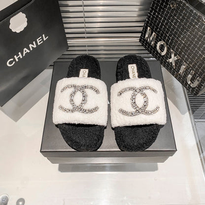 Pantuflas de piel sintética con logo de diamante