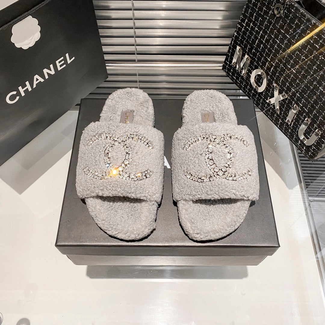 Pantuflas de piel sintética con logo de diamante