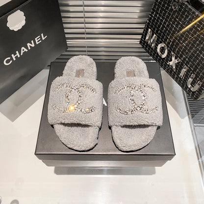 Pantuflas de piel sintética con logo de diamante