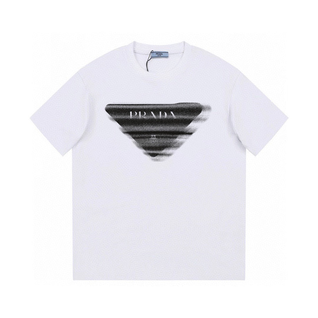 Camiseta con estampado de triángulo invertido