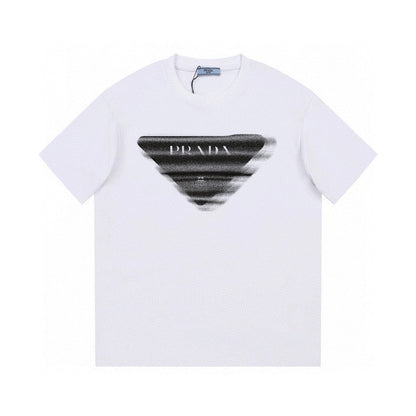 Camiseta con estampado de triángulo invertido
