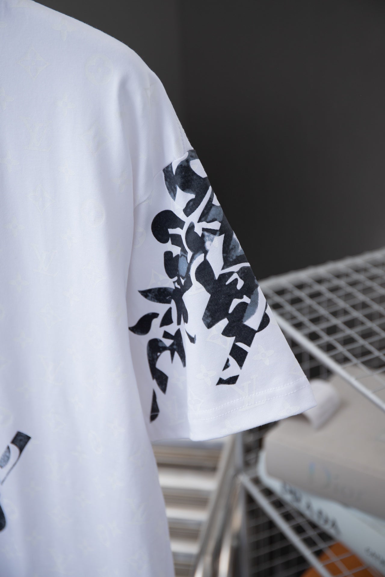 Camiseta estampada con patrón floral