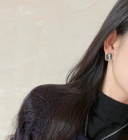 Boucles d'oreilles VZ élégantes et simples