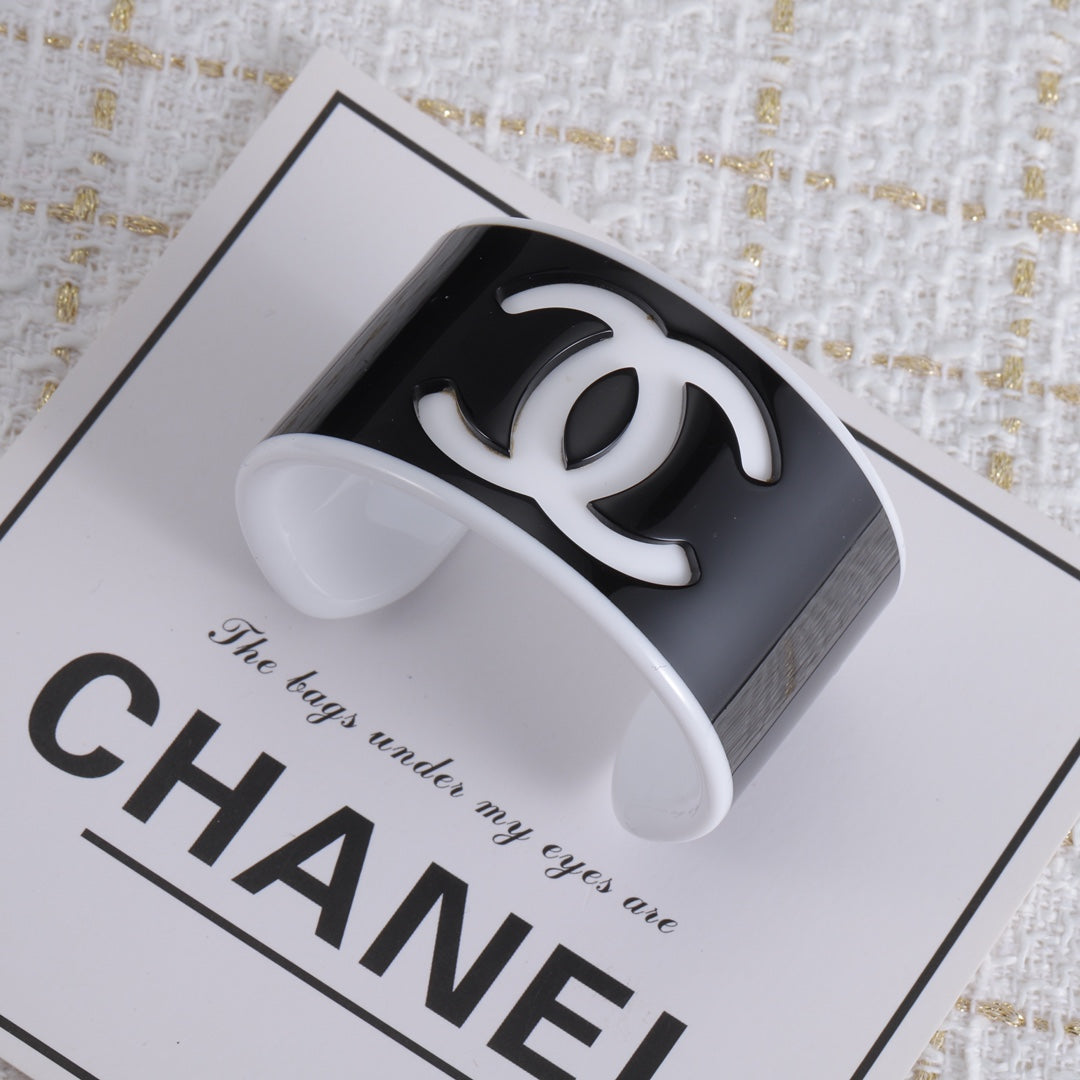 Brazalete Abierto Acrílico con Logotipo de Moda
