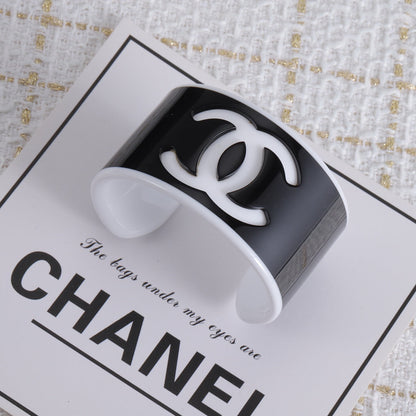 Bracelet ouvert en acrylique avec logo de mode