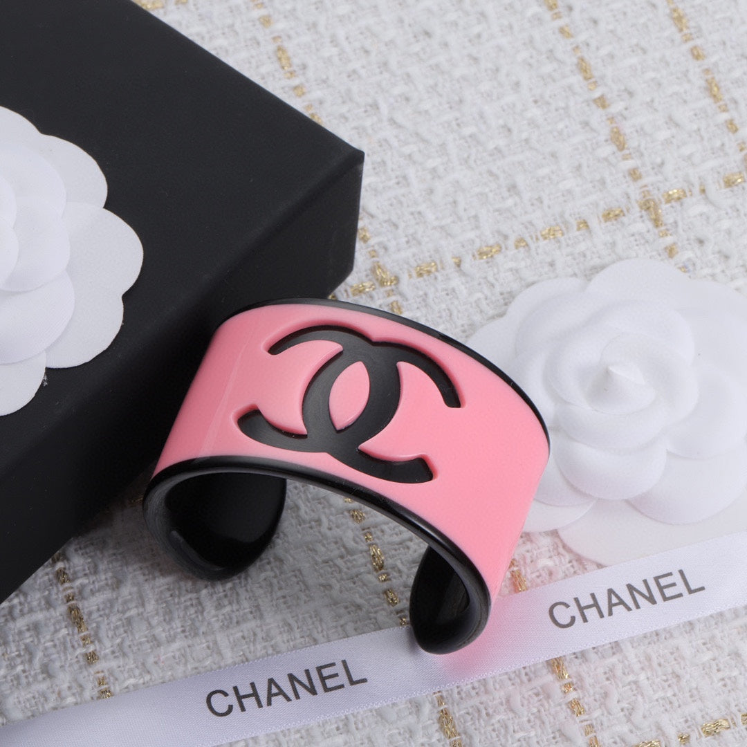 Brazalete Abierto Acrílico con Logotipo de Moda