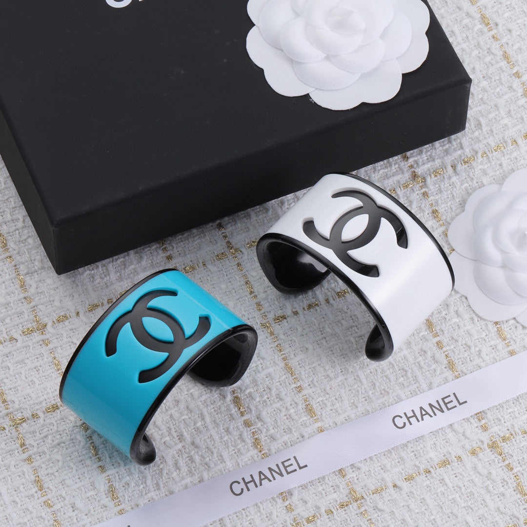 Brazalete Abierto Acrílico con Logotipo de Moda