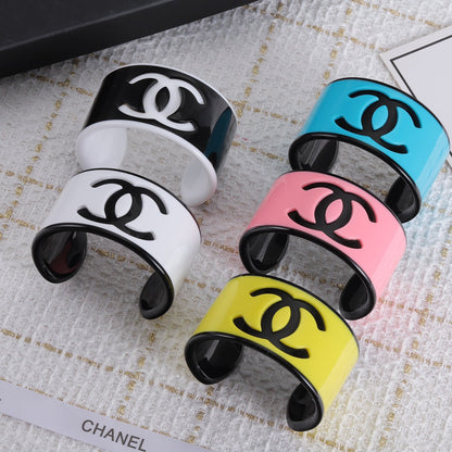 Bracelet ouvert en acrylique avec logo de mode