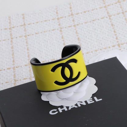Bracelet ouvert en acrylique avec logo de mode