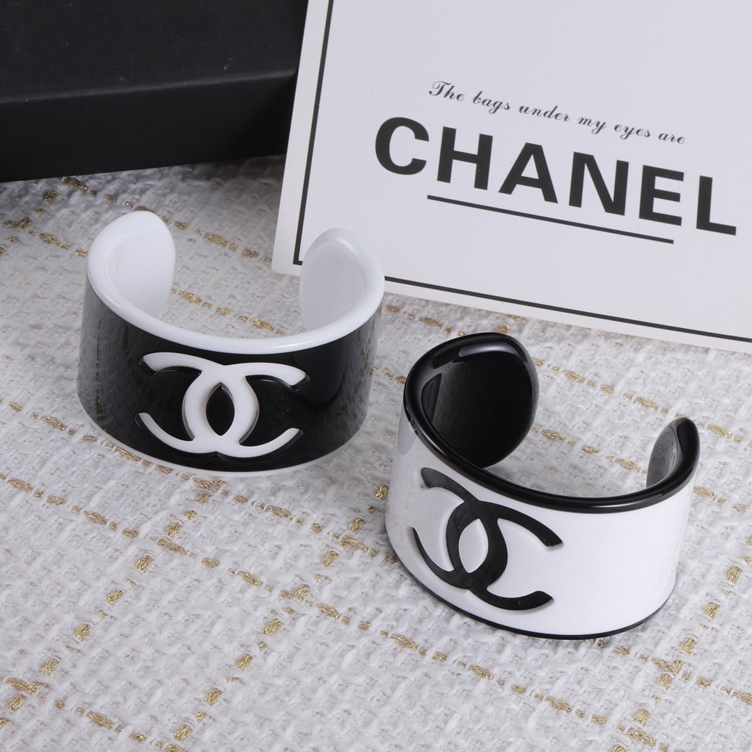 Brazalete Abierto Acrílico con Logotipo de Moda